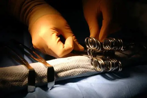 Quelle cliniche in mano ai narcos dove muori per una operazione