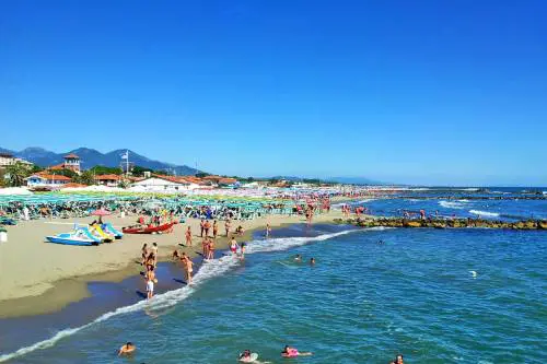 Romeno occupa una casa per far le vacanze al mare