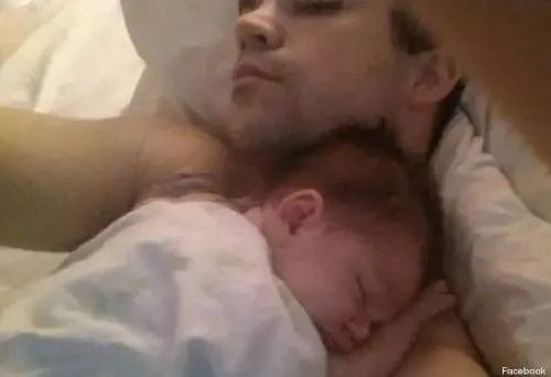 Posta su Facebook la foto di lui con la piccola bimba. Poche ore dopo la uccide