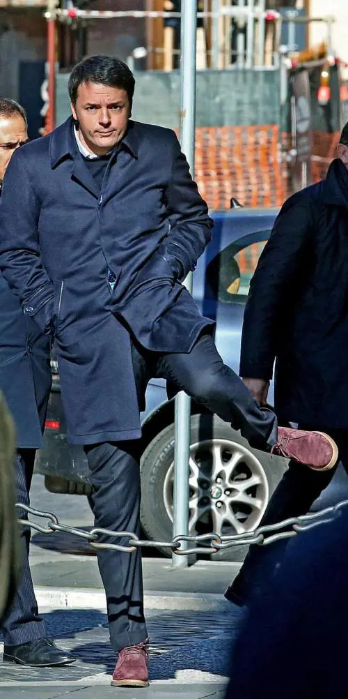 Renzi vota scheda bianca e intanto recluta 10 grillini