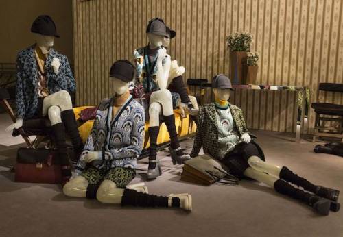 Bermuda, calzettoni e cappe di Tweed Miu Miu e il fascino della donna scout