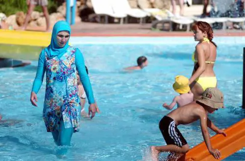 Piscina chiusa agli uomini Serve alle donne islamiche