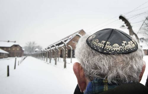 Un sopravvissuto torna ad Auschwitz dopo 70 anni