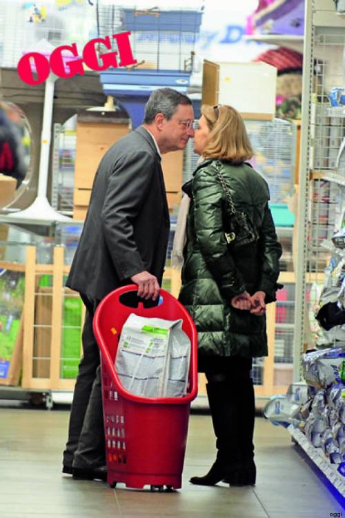Mario Draghi "normale" tra il carrello e i baci alla moglie
