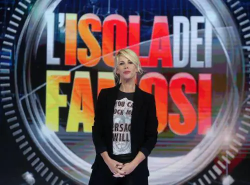 L'Isola dei famosi è travolta dalle onde. E la Spaak barcolla