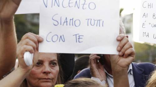 Vincenzo, seviziato con un compressore a Napoli: "Non vuole più uscire di casa"