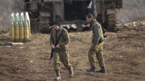 Soldati e unità di artiglieria sulle alture del Golan