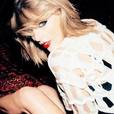 Gli hacker a Taylor Swift: "Abbiamo foto di te nuda". Ma lei risponde con ironia