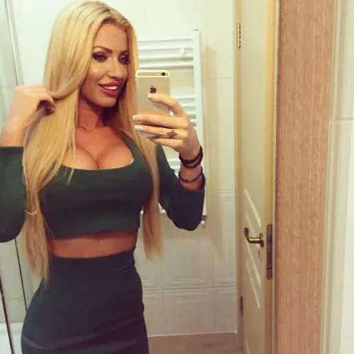 Posa nuda su Playboy. Il padre si toglie la vita