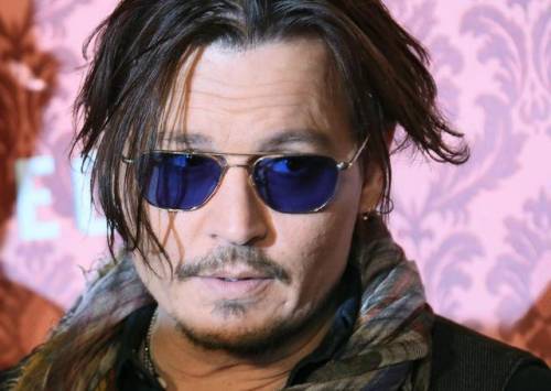 Johnny Deep diserta la conferenza: "sono stato attaccato da un chupacabra"