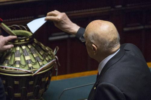 Napolitano vota tra applausi (finti) e fischi (veri)