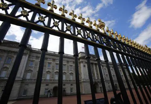 “Sfrattiamo la regina Elisabetta da Buckingham Palace”