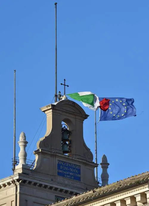 Si strappa il tricolore sul Quirinale