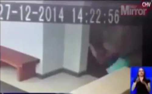 Donna cade a terra spinta da un fantasma