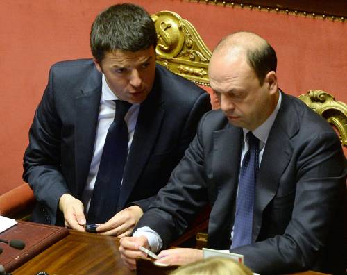 Il ricatto di Renzi ad Alfano: o lo voti oppure ti dimetti