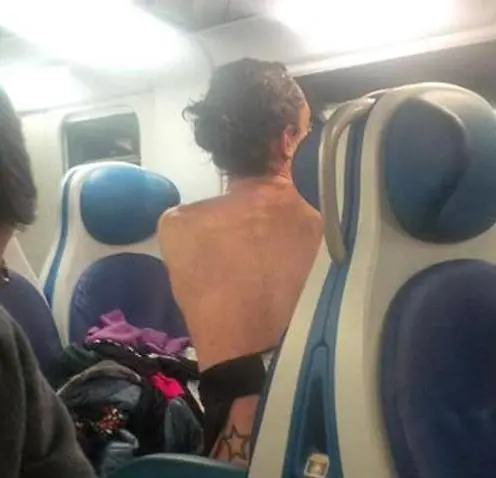 Spogliarello sul treno Brignole - Savona