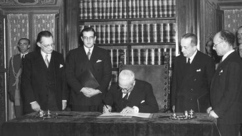 Enrico De Nicola firma la Costituzione repubblicana, il 27 dicembre 1947
