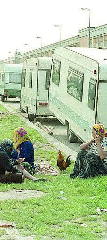 Nomadi fuggono dai carabinieri Poi lo schianto: due morti e 3 feriti