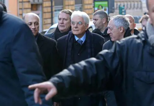 Messa, lavoro e low-profile. Il primo giorno di Mattarella