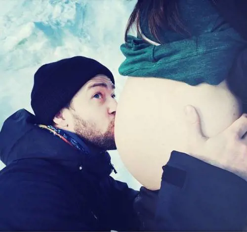 Justin Timberlake, papà ad aprile, bacia il pancione di Jessica Biel
