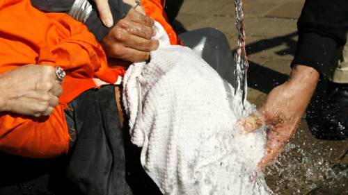 Detenuti seviziati con la “ruota della tortura”