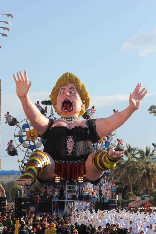 Merkel sfila a seno nudo al Carnevale di Viareggio