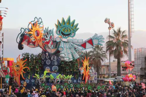 I carri sfilano a Viareggio