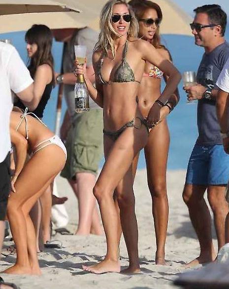 Il bikini hot di Laura Stoner in spiaggia