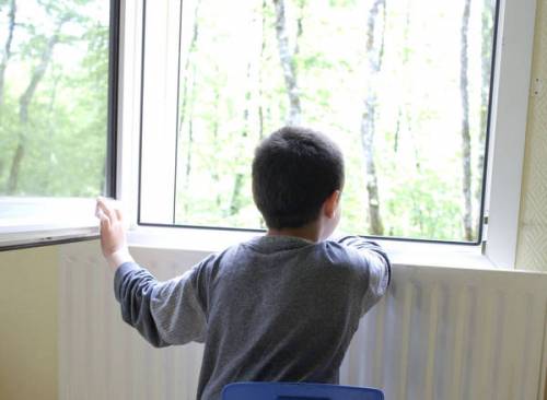 Festa a sorpresa per il bambino autistico isolato dai compagni di classe