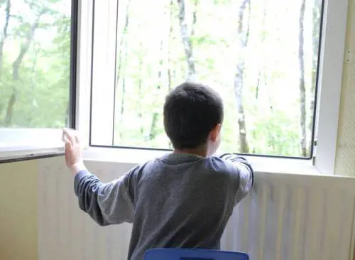 Festa a sorpresa per il bambino autistico isolato dai compagni di classe