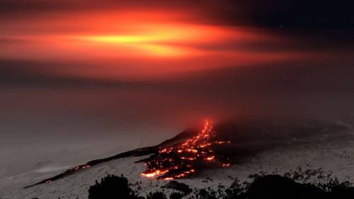 Il tweet del senatore grillino: "L'Etna risolverebbe molti problemi"