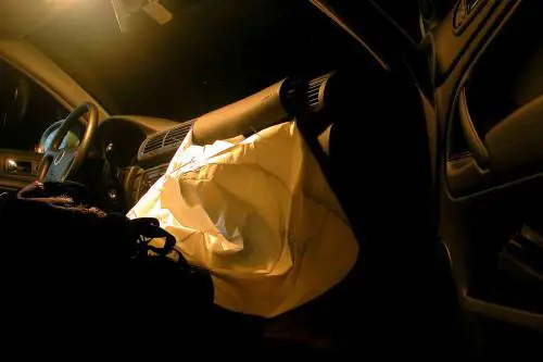 Nuda e seduta su una bottiglia di whiskey, donna provoca un incidente