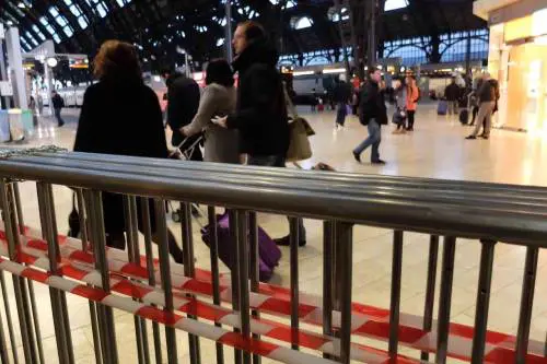 Stazione Centrale, transenne contro scippi e facchini abusivi