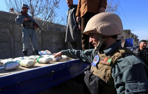 Un uomo della sicurezza afgana impegnato in un'operazione anti-droga