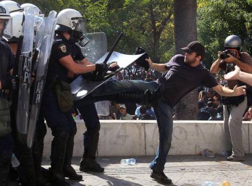 Tsipras cede alla piazza: "Disarmare la polizia"