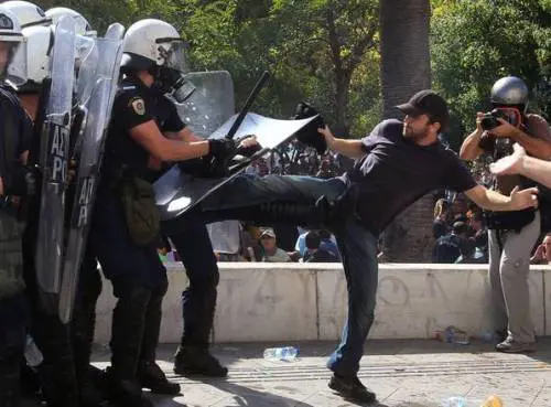 Tsipras cede alla piazza: "Disarmare la polizia"