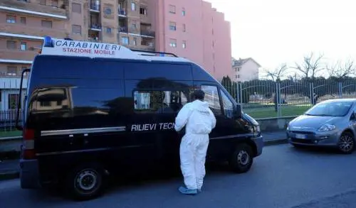 Gioco erotico finito male: muore strangolato nella doccia della madre