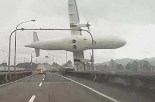 L'aereo urta il ponte e si schianta