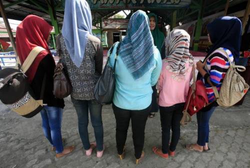 Convertita all’Islam veste abiti da occidentali: 19enne uccide il fidanzato geloso