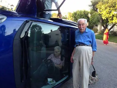 Si ribaltano con l'auto e si scattano una foto che fa il giro del web
