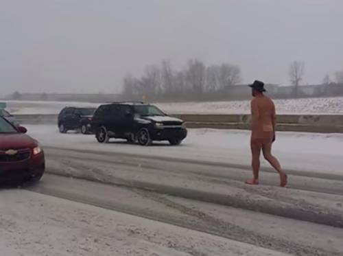 Uomo nudo in autostrada a Detroit