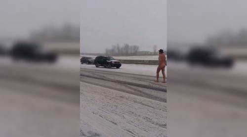 Uomo nudo in autostrada