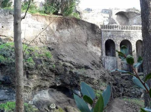 Ennesimo crollo a Pompei. Cede parte del muro della casa di Severus