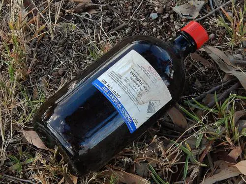 Pubblica video hot della coppia: ragazza si vendica gettando acido sul pene del fidanzato