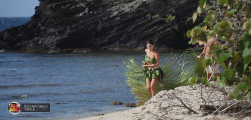 Rachida contro Cecilia: "È una trans che si è rifatta le tette"