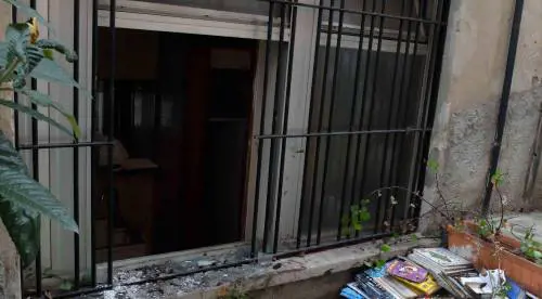 Fa la mostra su Charlie Hebdo e gli incendiano la redazione