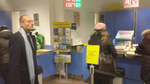 Il prof delle code che insegna a fare le file altrui