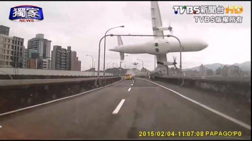 Taiwan, pilota spegne il motore sbagliato e l'aereo precipita