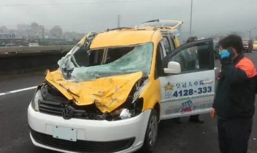 Taiwan, il taxi dopo l'urto con l'aereo
