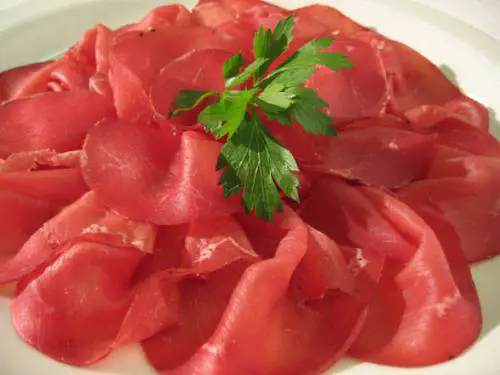 Nella bresaola della Valtellina c'è la carne di zebù del Brasile